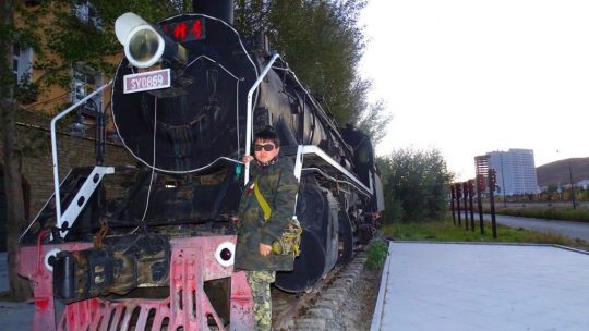 路遇远去的蒸汽机车