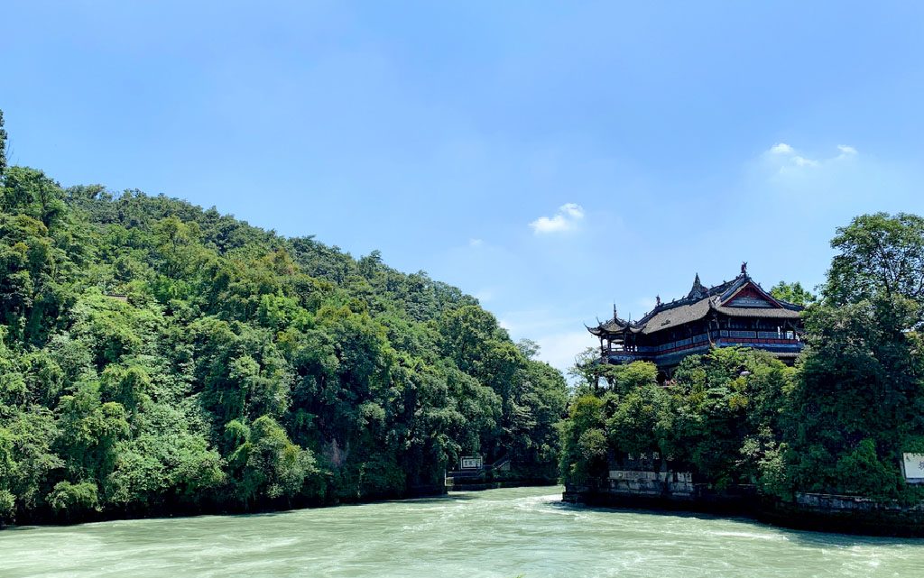 踏上都江堰