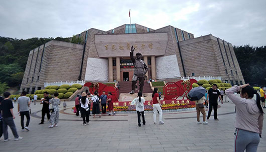 在百色参观百色起义纪念馆